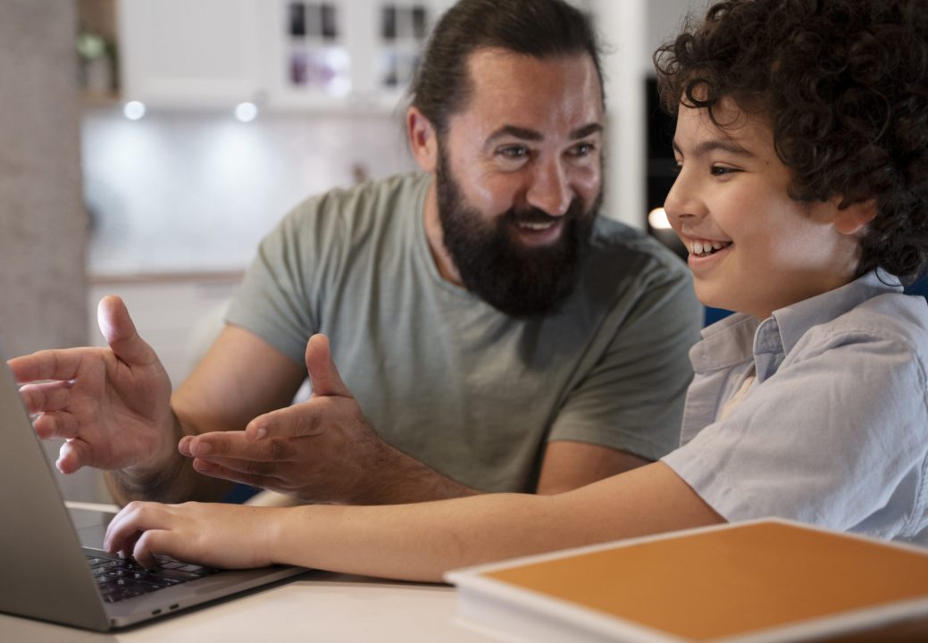 The role of parents in online education: supporting and facilitating their children’s learning